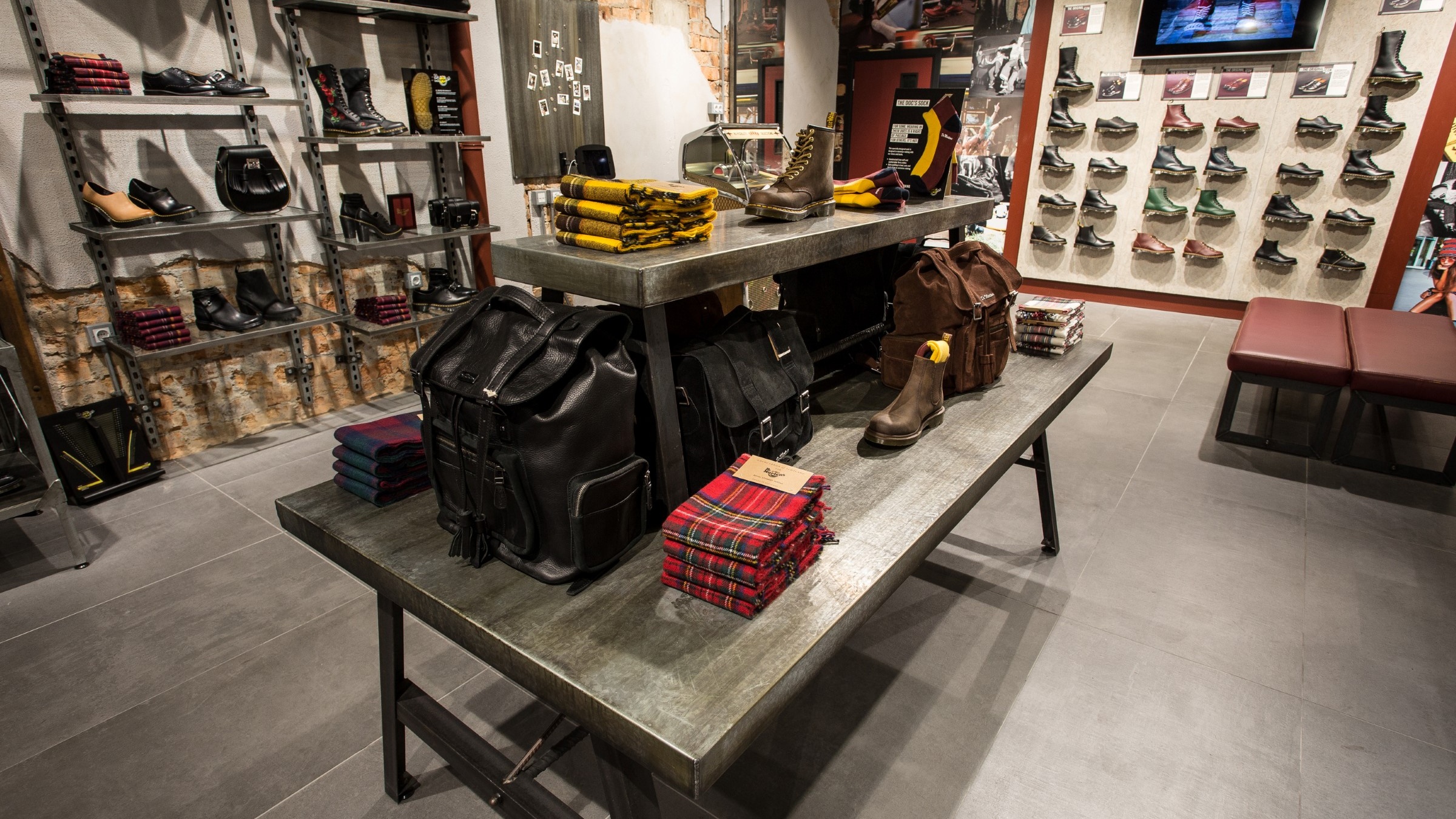 Sijpelen schuintrekken Skim Dr Martens Stores – GARIFF